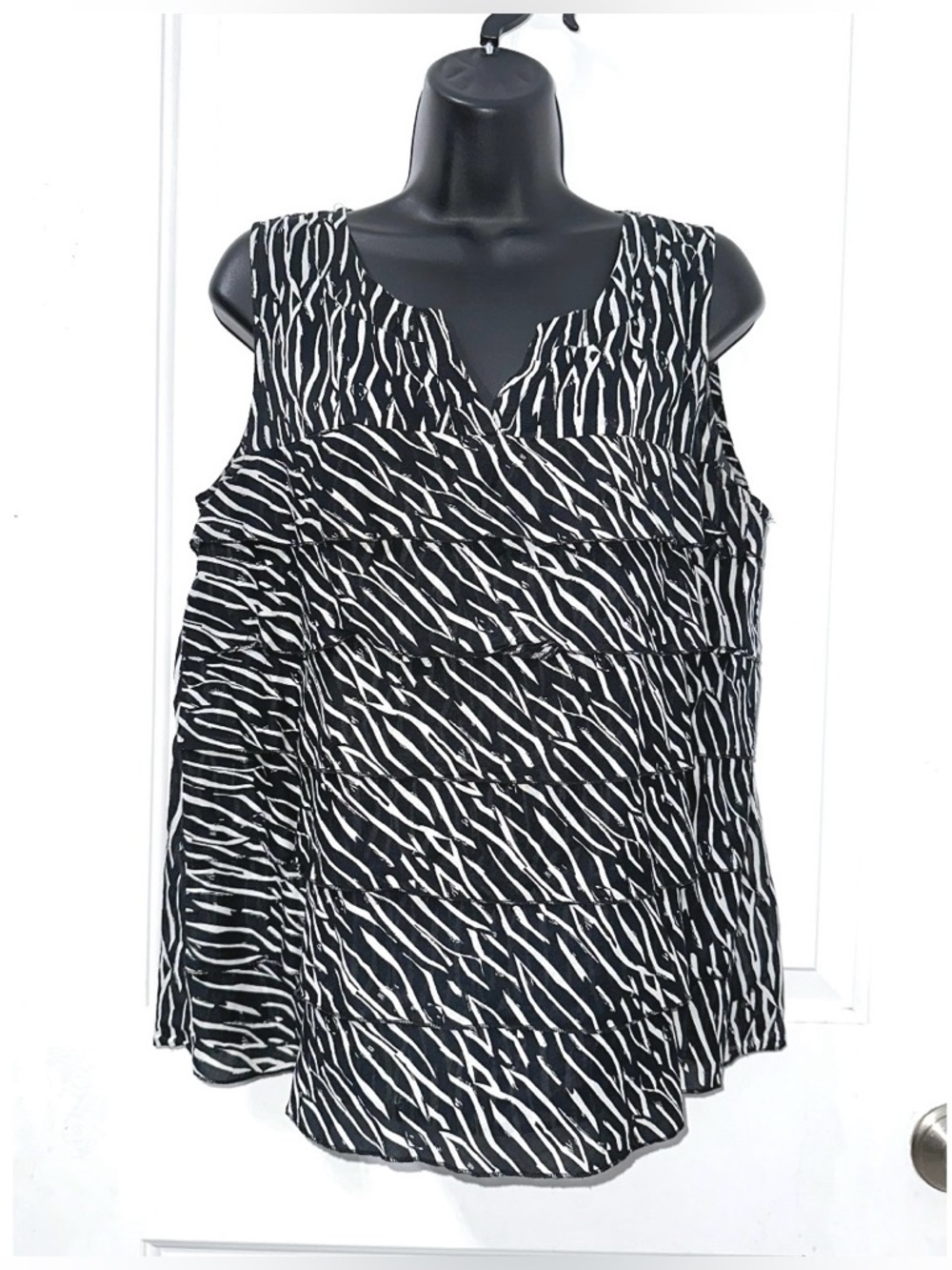 Ann Taylor LOFT sleeveless black and white blouse size medium